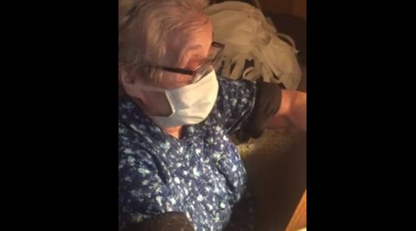Spania. La 93 de ani, bolnavă de Parkinson, o femeie croiește măști pentru spitale (VIDEO)