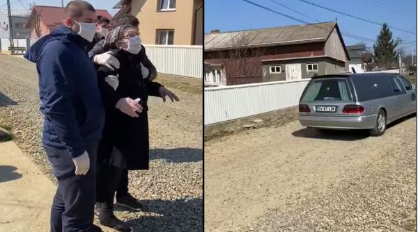 Morții de la Suceava, imagini sfâșietoare: Soția și copiii urlă neputincioși din poartă când tatăl lor este dus direct la groapă (video)