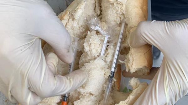 Un jandarm a descoperit droguri în pâinea unui bărbat la un centru de carantină: „Am doar alimente pentru nepot!”