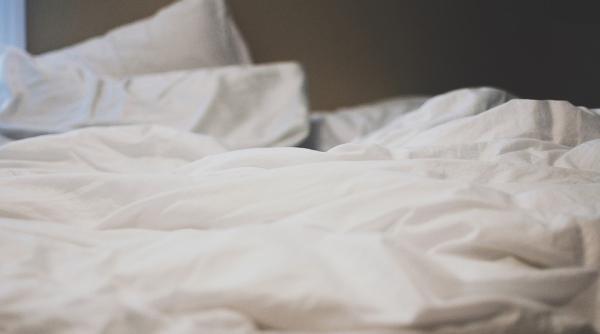 Român, evadare ca în filme dintr-un centru de carantină. S-a folosit de cearşafuri