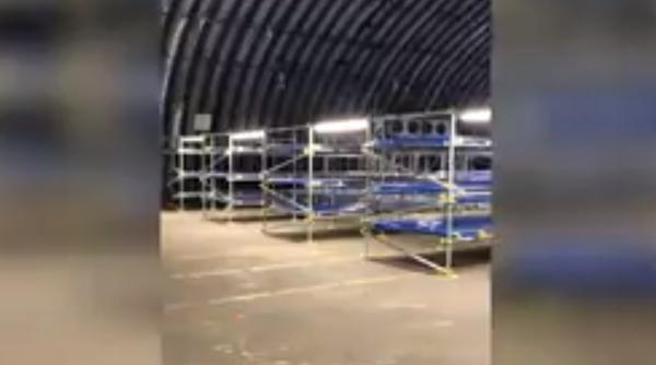 Un hangar din Marea Britanie, transformat în morgă. Imaginile au făcut înconjurul lumii. (Video)