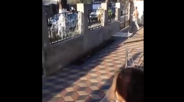 Jandarmii, amenințați după ce au stricat o petrecere cu manele: „Dacă intrați în curte, tai 20 din voi” (VIDEO)