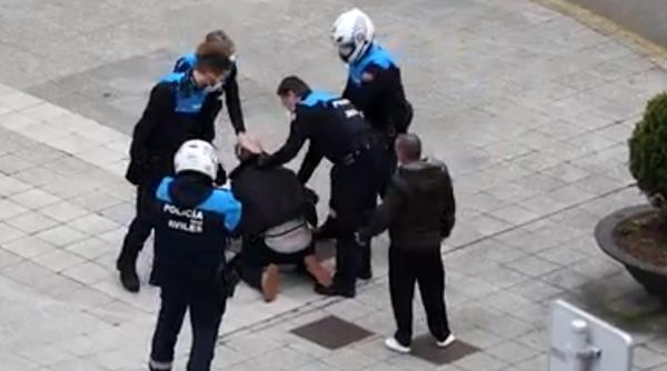 Spania: Român „obraznic“ găsit pe stradă fără justificare, pus la pământ de polițiști în aplauzele oamenilor (VIDEO)