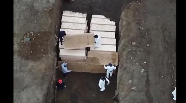 VIDEO. Imagini teribile: Zeci de sicrie îngropate într-o groapă comună din New York
