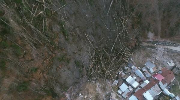 Ministrul Mediului, avertisment după alunecarea de teren din Azuga: "A obturat albia cursului de apă. Există risc de inundaţii" - FOTO