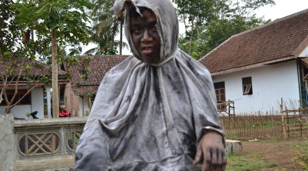 Coronavirus. Metodă inedită în Indonezia pentru a convinge oamenii să stea în casă. Trecătorii de pe stradă, speriaţi de "fantome"