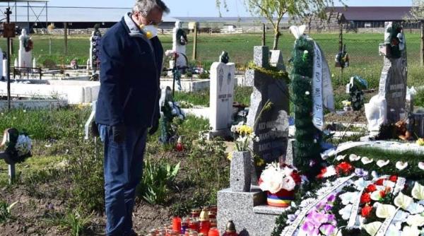 Marcel Vela, surprins la mormântul asistentei care a murit din cauza COVID-19 (FOTO)