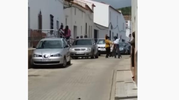 VIDEO-Locuitorii unui orășel din Spania au sărbătorit Paștele în stradă. Polițiștii au intervenit rapid