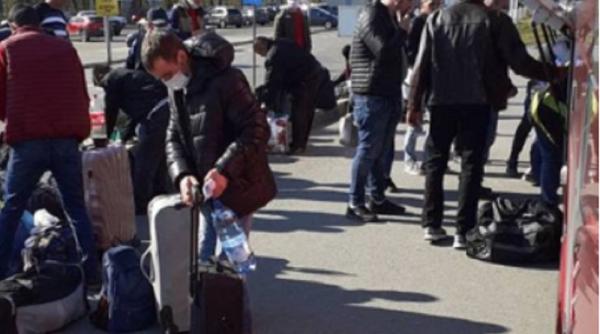 Peste 300 de muncitori români pleacă astăzi de pe aeroportul din Iaşi