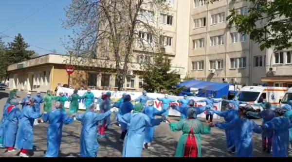 Medicii din prima linie în tratarea COVID-19 primesc 2.500/lună, din fonduri europene