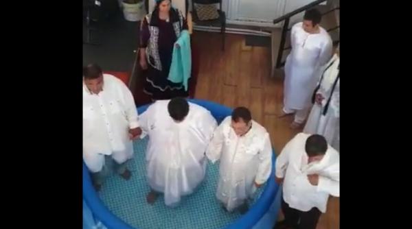 Botez la piscină, în plină pandemie. Poliţiştii au intrat pe fir - Imagini VIDEO