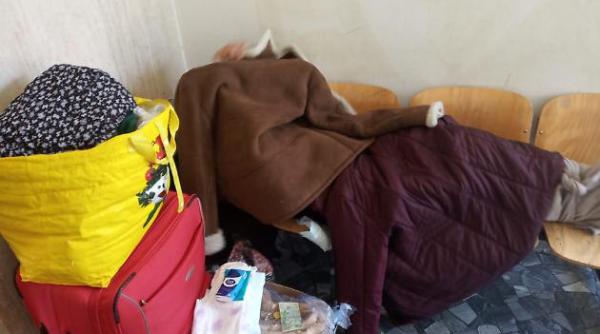 Povestea româncei care doarme de o lună într-o gară din Italia. Nimeni nu ştie cum o cheamă sau cum a ajuns acolo