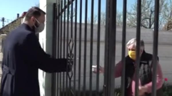 Vinerea Patimilor. Pâinea sfinţită, primită cu ochii în lacrimi de români: „Plâng, nu pot să merg la slujbă”