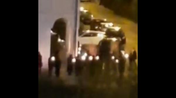 Slujbă în Vinerea Mare, cu mai mulţi enoriaşi. O patrulă de poliţie a trecut pe lângă ei - VIDEO