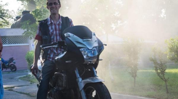 Un motociclist român a murit într-un cumplit accident. Tocmai împărțise pachete pentru nevoiași