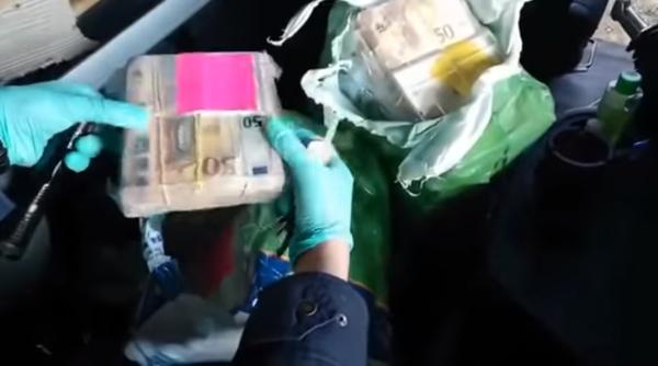 Un șofer român de camion, prins cu saci de bani. Sumă uriașă (VIDEO)