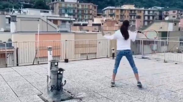 Video viral în Italia. Cum joacă tenis două adolescente, din izolare (VIDEO)
