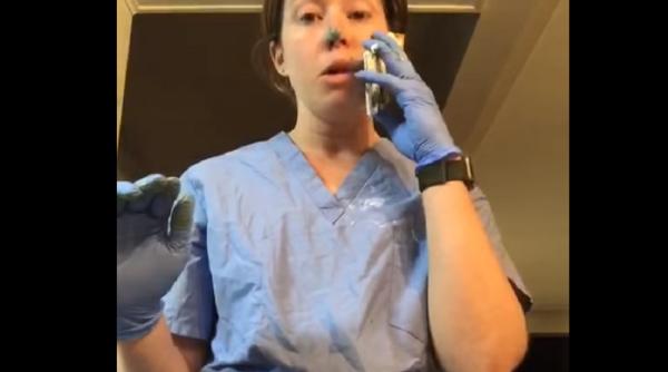 O asistentă demonstrează cum purtarea mănușilor duce la contaminare încrucișată cu bacterii (VIDEO)