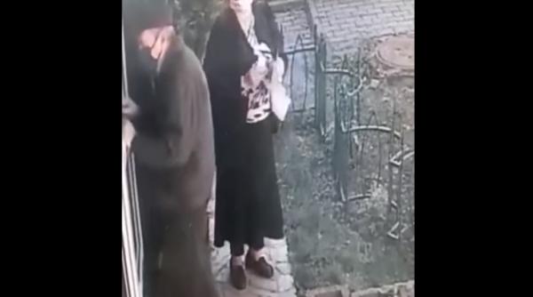 Revoltă pe internet după ce o femeie a fost filmată în timp ce fură portofelul unui pensionar: "Ruşine să-i fie! Oricum va fi găsită!"