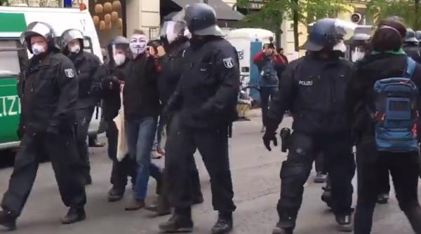 Germania. Protest cu scandal în centrul Berlinului: „Îmi vreau viaţa înapoi!” (VIDEO)