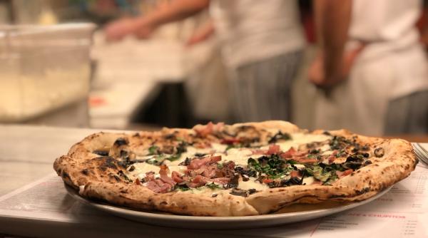 Patronul român al unui fast-food livrează pizza medicilor, deși vânzările au scăzut cu 50%