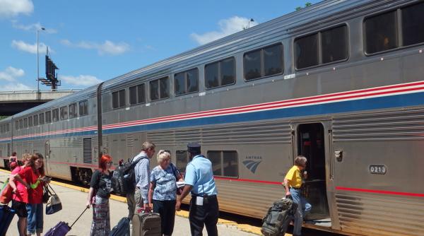 Îngrijitorii sociali români pot pleca în Austria. Miniştrii din ambele ţări au bătut palma pentru un coridor feroviar România-Austria şi retur