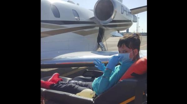 Un băiețel și un tătic român, ambii cu cancer, repatriați din Elveția cu o cursă specială. Blondie face minuni 