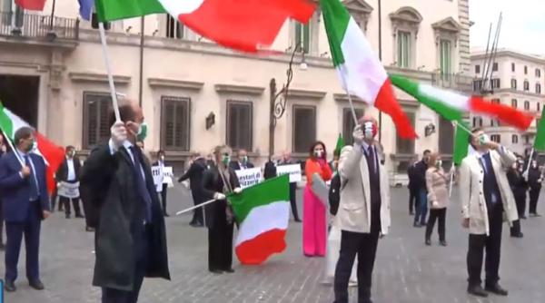 (VIDEO) Protest la Roma: „Suntem alături de cei care își pierd locurile de muncă“