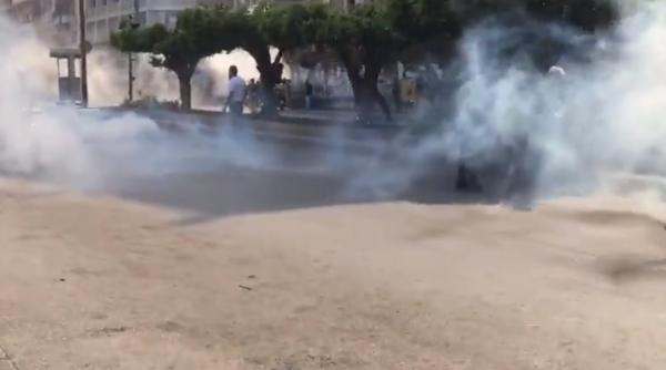 Proteste violente. Oamenii au dat foc băncilor și strigă: „Ne e foame!” (VIDEO)