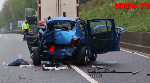 Germania. O șoferiță s-a făcut praf, după ce a intrat cu o Dacia Sandero într-un camion românesc-VIDEO