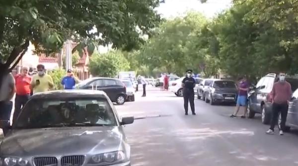 Românii, la coadă pentru mici la pachet: „Dacă tot e 1 mai, trebuie să sărbătorim” 