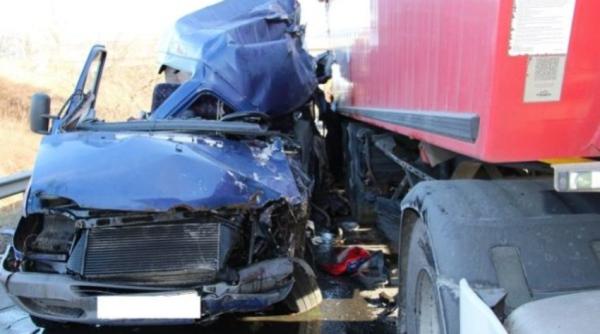 Accident cumplit între un TIR și o mașină, pe cel mai aglomerat drum din Timiș: O persoană este resuscitată