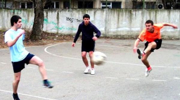 Italia. Fotbal și bere în parcare, în plină interdicție. Români arestați: „O gașcă de huligani“