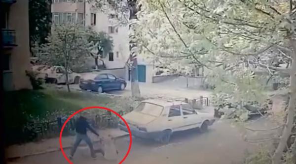 VIDEO. Bătrână BĂTUTĂ şi tâlhărită pe stradă, chiar cu nepoţelul ei de mână. Agresorul este un RECIDIVIST