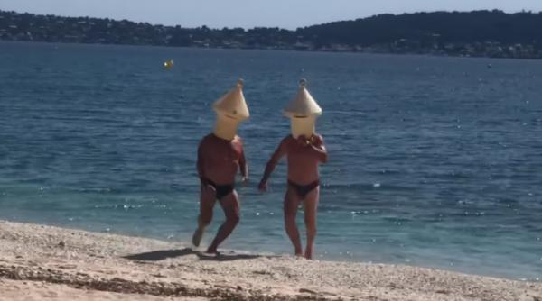 VIDEO. Imaginile cu doi bărbați care fac baie deghizați în geamanduri fac senzație pe internet