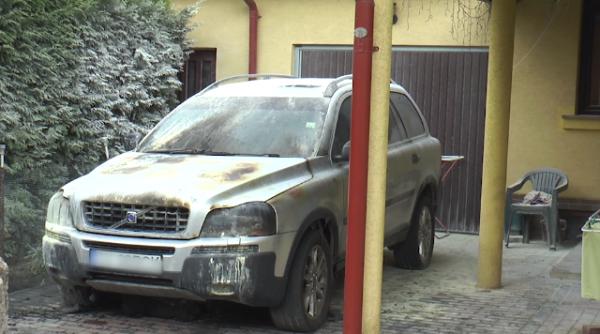 Mașina unui polițist de frontieră, INCENDIATĂ în propria curte