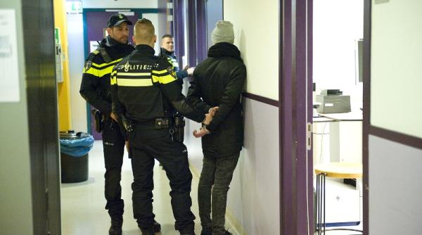 Olanda. Trei români, experți în „laptopuri“: Bunuri de zeci de mii de euro sustrase într-o manieră foarte iscusită