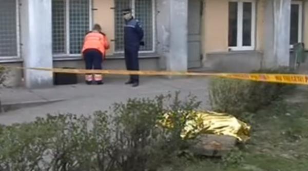 Un copil român de 2 ani a murit, după ce a căzut de la etaj