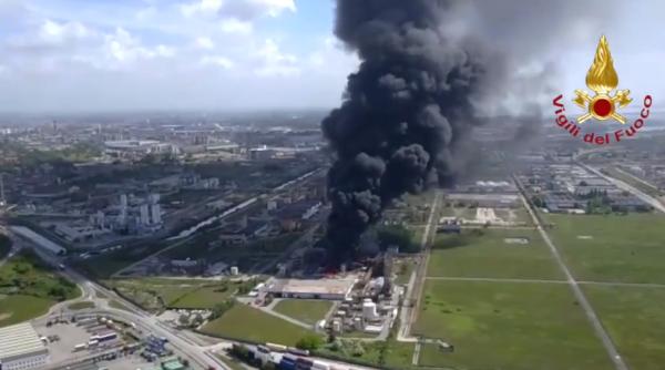 Locuitorii din Veneția sfătuiți să se închidă în case după o explozie la o uzină chimică (VIDEO)