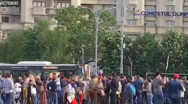 Protest în Piața Victoriei în prima zi de stare de alertă: fără măști și fără distanțare socială (FOTO)