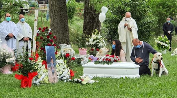 Italia. Fetița româncă de 3 ani, găsită moartă, condusă pe ultimul drum: „Greta se va juca cu îngerii în Paradis”