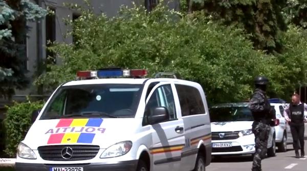 Poliţist MORT după ce s-a izbit cu maşina într-un TIR