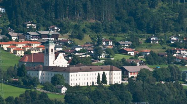 Austria. Zeci de îngrijitoare românce, IZOLATE într-o fostă mănăstire