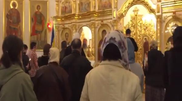 Catedrala Mânturii. Zeci de credincioşi români, unii lângă alţii şi fără mască, la slujba de Sf Constantin şi Elena 