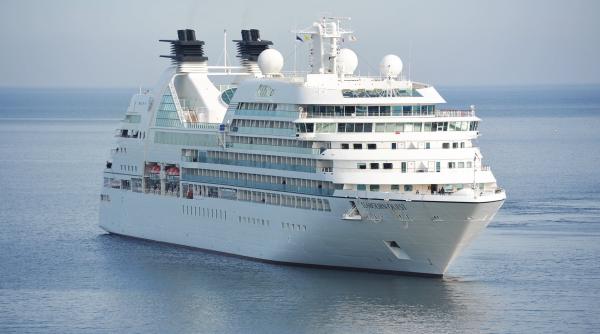 Peste de 300 de români blocați pe vase de croazieră în America au revenit în țară