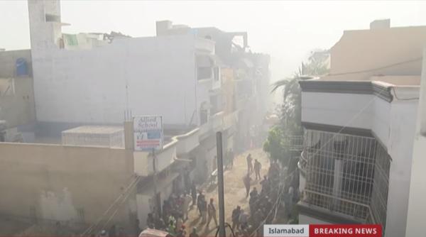 Două persoane au supraviețuit accidentului aerian din Pakistan (surse)