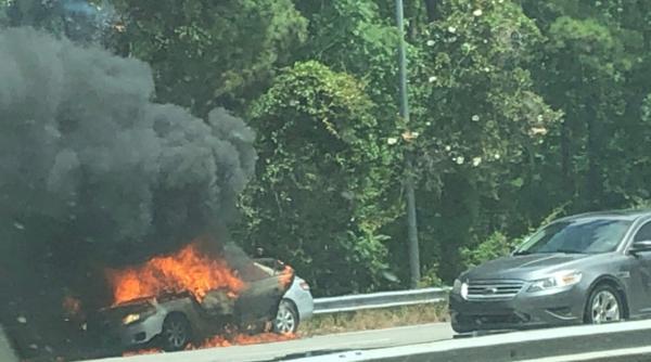 O femeie și-a închis copilul de numai 1 an în mașină și i-a dat foc, apoi a privit cum arde în incendiu