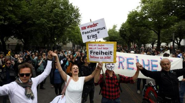 PROTESTE la Berlin împotriva restriciţiilor. ZECI de manifestanţi ARESTAŢI - VIDEO
