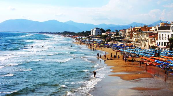 Italia. Mai multe plaje au "furat startul" şi s-au redeschis mai devreme. Oamenii s-au îngrămădit fără măşti de protecţie