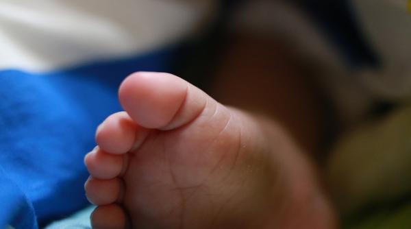 Italiancă arestată în România, după ce şi-a TRÂNTIT de pământ bebeluşul de numai două luni